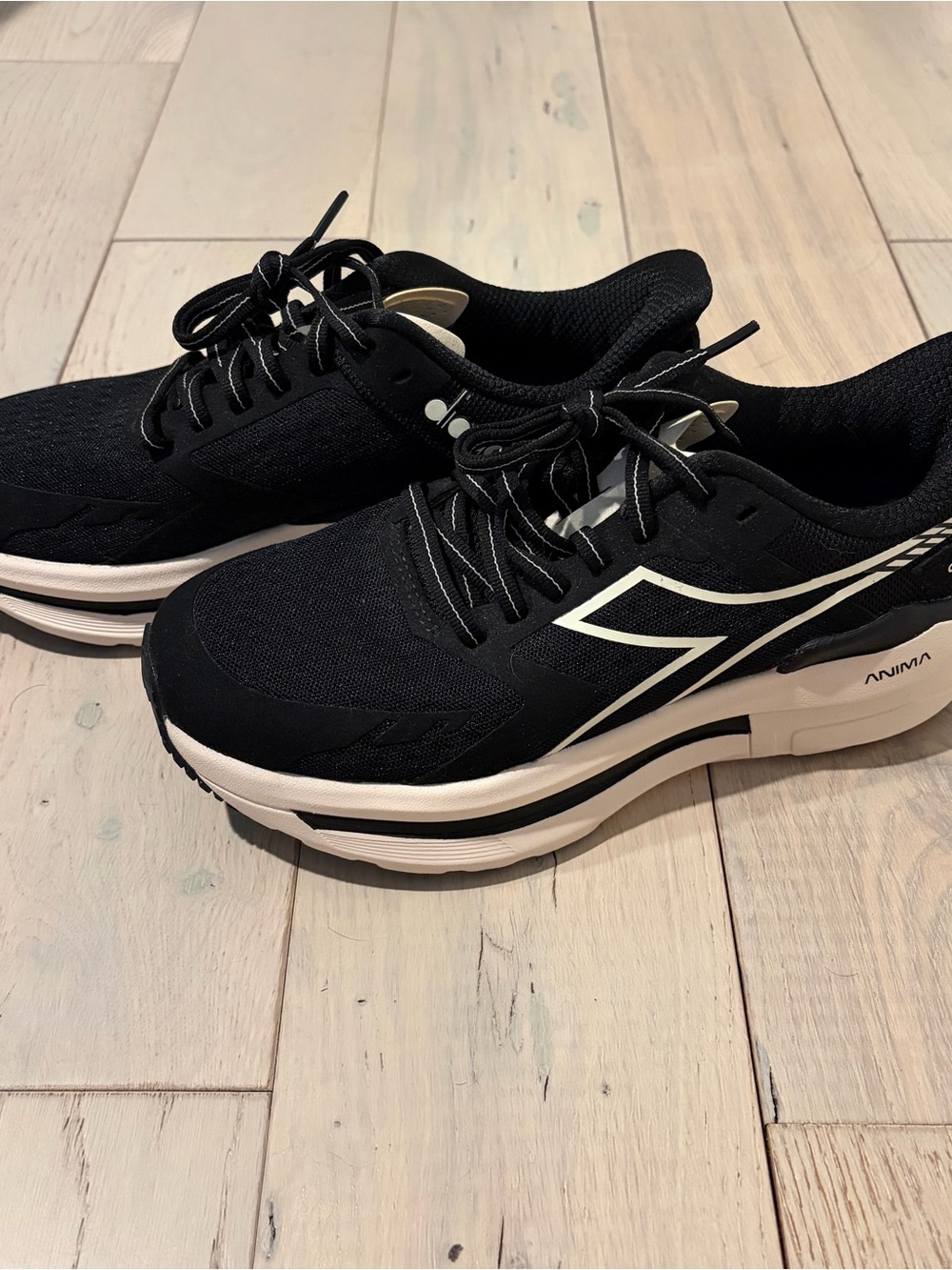 NWOT Diadora Cellula 6.5 Black and White Running Shoes